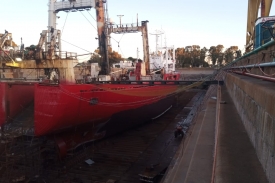 Dique seco de la base Puerto Belgrano realizando reparaciones en el B/P TAI AN